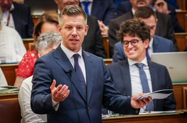 Magyar Péter bejelentette: ők kapják meg a 100 ezer forintos iskolakezdési támogatást