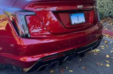 Közel 800 lóerős V8 és kézi váltó a Cadillac brutális szedánjában