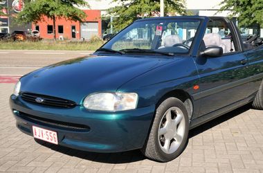 Nem az erejével, nyitható tetejével hódít ez a szinte új, időgép Ford Escort