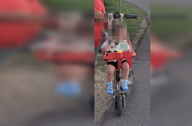 „Sok mindent láttunk már, de ez tényleg hajmeresztő” – rollerre szerelt hintában szállította kisgyerekét egy férfi