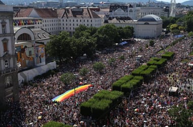 Videón az óriási Pride-tömeg