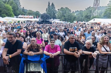 Szivárványos zászló tűnt fel a Tusványos színpadán