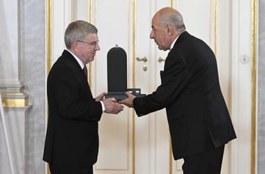 Sulyok Tamás kitüntette a Nemzetközi Olimpiai Bizottság leköszönő elnökét is