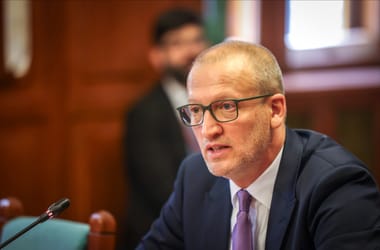 Tarr Zoltán: Felülvizsgálja a kormány a könyvfóliázós szabályozást