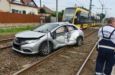 Fotók: villamossal ütközött egy autó az Üllői úton