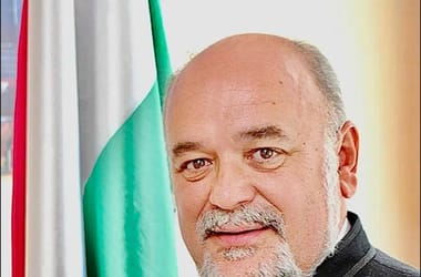 Az észt tiszteletbeli konzul szerint kormánykritikus posztjai miatt rúgta ki a külügy