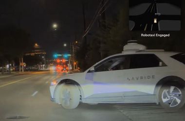 Robotaxis videókat tett közzé a Tesla, a legjobb, amikor más robotaxik okoznak balesetveszélyes pillanatokat