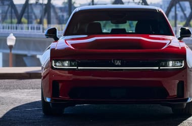 Visszatér Európába a Dodge Charger, de van egy rossz hír a V8-rajongóknak