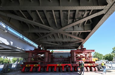 Képeken, ahogy több száz tonna vasat mozgatnak meg a Bartók Béla út felett