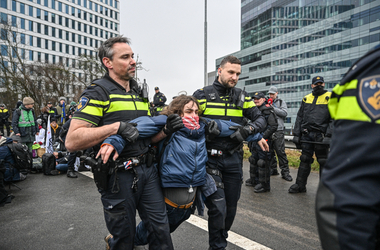 Előállítottak 190 klímaaktivistát Hollandiában, mert lezártak egy autópályát