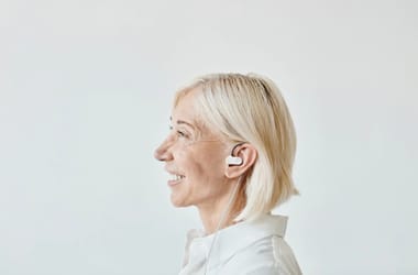 Stresszes? Ez a fülhallgató-szerű eszköz egy gombnyomásra megnyugtja