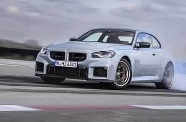 Úgy viszik a BMW méregdrága kis élményautóját, mint a cukrot