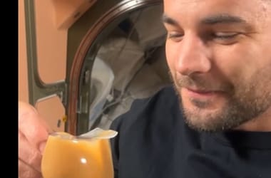Kapu Tibor megmutatta, milyen cseles pohárból  szippantotta ki az űrben illatos kávéját