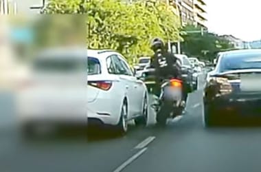 Hatalmasat esett a motoros a Váci úton, amikor két kocsi között próbált elsuhanni – videó