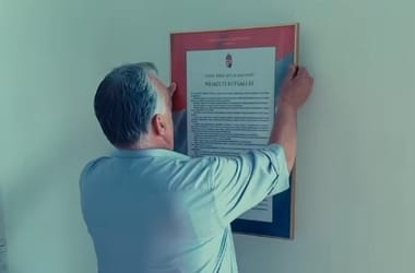 „Na, innen szedje le a Tisza!” – Orbán Viktor felszögelte a Nemzeti Hitvallást a Fidesz székházában