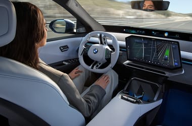 200 millió kilométert vezettek elengedett kormánnyal a BMW-sek