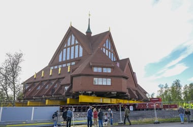 Trélerre raknak és átköltöztetnek egy komplett templomot Svédországban – videó
