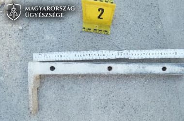 Először csak a nyelvét nyújtotta ki, majd zártszelvénnyel fejbe vágta munkatársát, vádat emeltek ellene