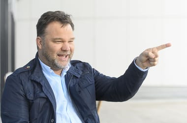 A köztévé visszavonja Aranyosi Péter Karinthy-gyűrűjét, gyűlöletkeltésre hivatkoznak