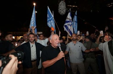Izraeli exit poll: Két-három mandátumnyi előnyt számoltak Ejzenkotnak, nincs meg a többség Netanjahuval szemben