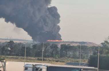 Nagy területen ég a szemét Cegléd határában