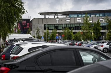 Tűz volt a Tesla német üzemében, miután akkucellák zuhantak le egy futószalagról Kép