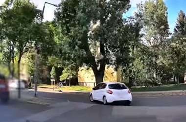 Videón két közúti konfliktus, az egyiknél a vétkes sofőr még menekülni is próbált