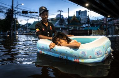 Egész városrészeket öntött el az árvíz Bangkokban - képgaléria