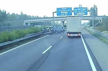 Óvatlanul előzött a tréleres kisbusz, megforgott és egy kamion elé csapódott – videó