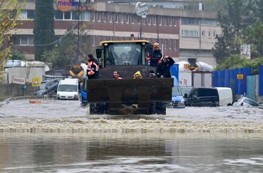 Isztambult elöntötte az eső, utat tört ketté és autókat sodort el a víz, két ember meghalt