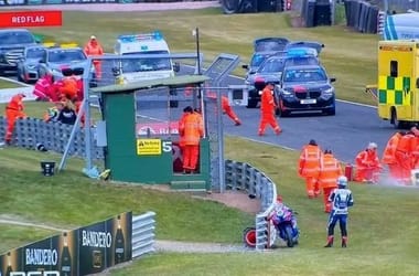 Két motoros meghalt egy brit versenypályán történt tömegbalesetben