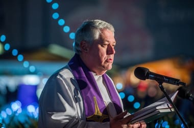Nem engedélyezte a főegyházmegye Osztie Zoltán plébános felszólalását a Fidesz tüntetésén