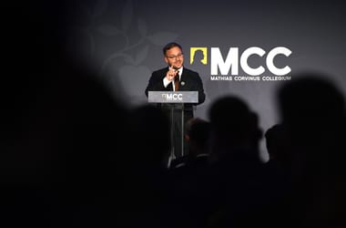 Az MCC saját adatait tagadja, és adós fontos kérdések tisztázásával