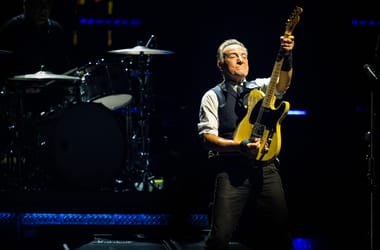 Súlyos fémtárgy zuhant a nézőtérre Bruce Springsteen koncertjén, többen megsérültek