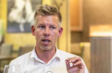 Magyar Péter: Orbán maga lökte a busz alá a női politikusait, hogy a saját irháját mentse
