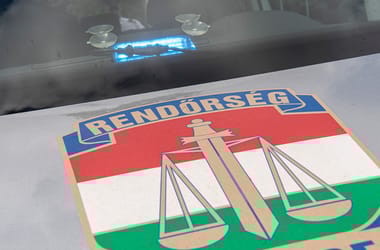 Eltűntek a rendőrséggel kapcsolatos tartalmak a rendőr oldaláról, aki azt kérte, ne használják politikai célokra a fotóját