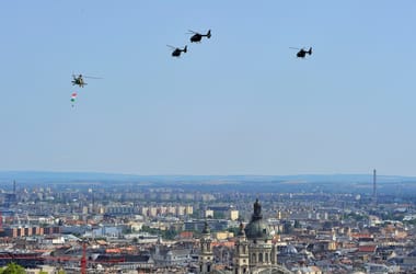Ha Forma-1, akkor helikopterek: hiába ígérte meg egy cég, hogy nem a Belváros felett repül, a többiek nem változtattak az irányon