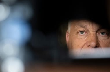 Orbán tavalyi négyötödös pólóján poénkodik Magyar Péter