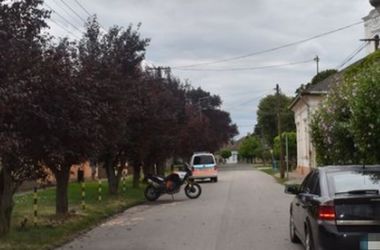 Fának csapódott a motoros, az elé kanyarodó autós meg sem állt