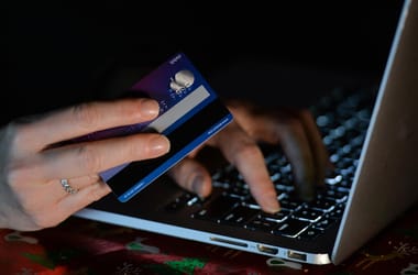 Felesége számlájáról rángatta egy cég árfolyamát a budapesti banki alkalmazott