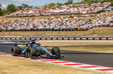 Panaszkodtak az F1-es versenyzők a Hungaroring aszfaltjára, az éjszaka során ki kellett javítani