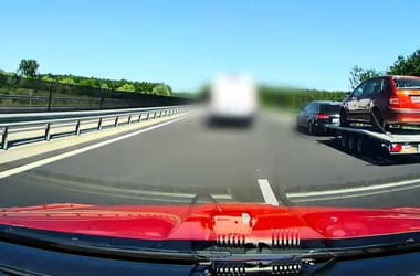 Videó: egy 15 éves fiú és egy 14 éves lány 180-nal menekült egy lopott furgonnal