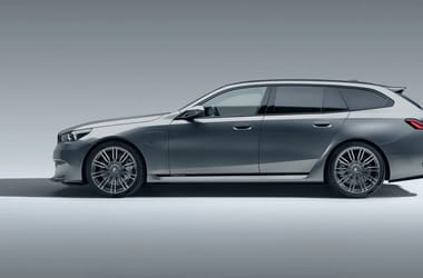 800 lóerős lett és szerény álruhát kapott a BMW legdurvább sportkombija