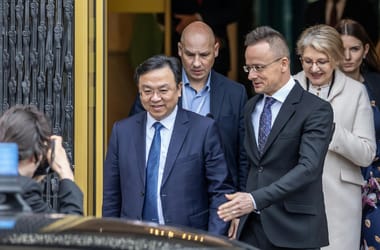 Szijjártó Péter telefonkönyvéért a BYD konkurensei is sokat megadnának