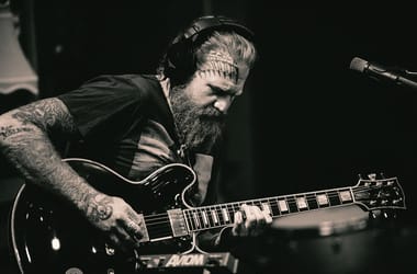 Balesetben meghalt a Mastodon együttes alapító énekes-gitárosa