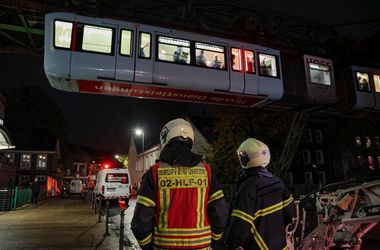 Leállt a wuppertali függővasút, tűzoltók mentették ki az utasokat – videó