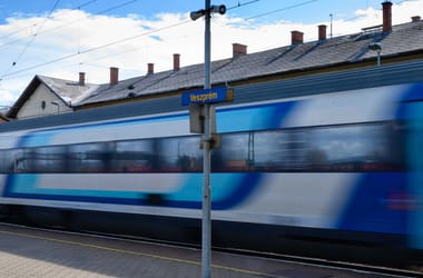 A mozgó vonat ablakán ugrott ki egy 19 éves fiatal, amikor jöttek az ellenőrök
