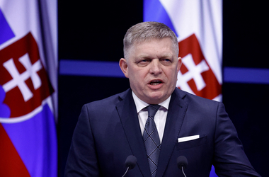 Fico megvédte az EU-ból és a NATO-ból való kilépésről beszélő párttársát, és bejelentette, hogy Orbánt fogadja Pozsonyban