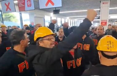 Videó: acélgyári munkások vették blokád alá a genovai repülőteret