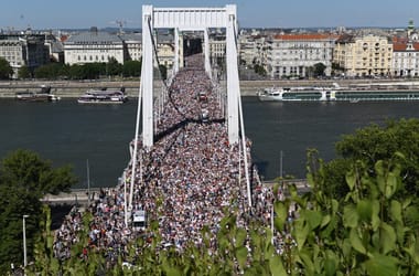 Az Erzsébet hídon vonuló tömeget ábrázoló plakátok bukkantak fel a napokban Budapesten